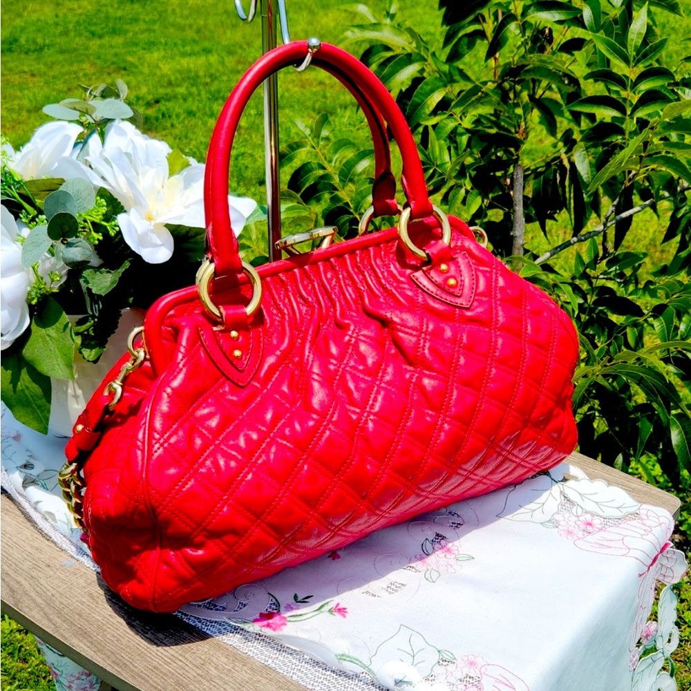 AUTHENTIC MARC JACOBS  RED KUSS LOCK STAM BAG WITH CHAIN SHOULDER STRAP